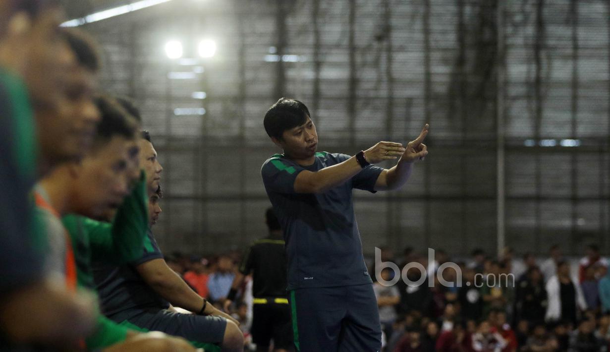 Gaya pelatih Timnas Futsal Indonesia, Andri Irawan memberikan instruksi saat melawan BJL 2000 pada laga Uji Coba di Lapangan Futsal Tifosi Sport Center, Jakarta, (14/1/2017). Timnas menang 7-5. (Bola.com/Nicklas Hanoatubun)