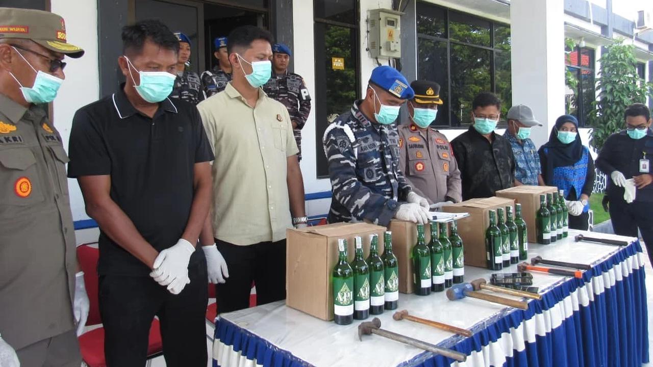 FOTO: TNI AL Musnahkan Miras Ilegal Hasil Operasi di Morotai