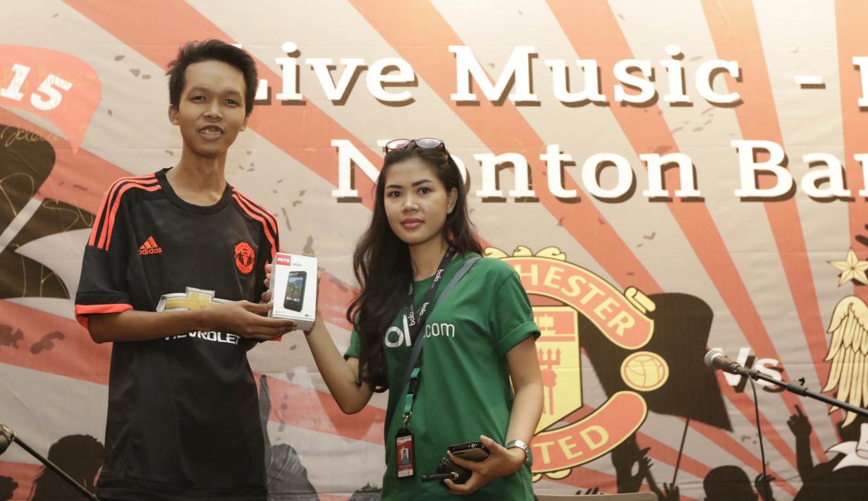 Bola.com juga memberikan doorprize berupa dua buah smartphone kepada peserta nonbar yang beruntung. (Bola.com/Vitalis Yogi Trisna)