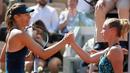 Petenis Rusia, Maria Sharapova bersalaman dengan petenis Belanda, Richel Hogenkamp usai pertandingan Prancis  Terbuka di stadion Roland Garros, Paris, (29/5). Sharapova dalam waktu 1 jam dan 54 menit. (AP Photo/Alessandra Tarantino)