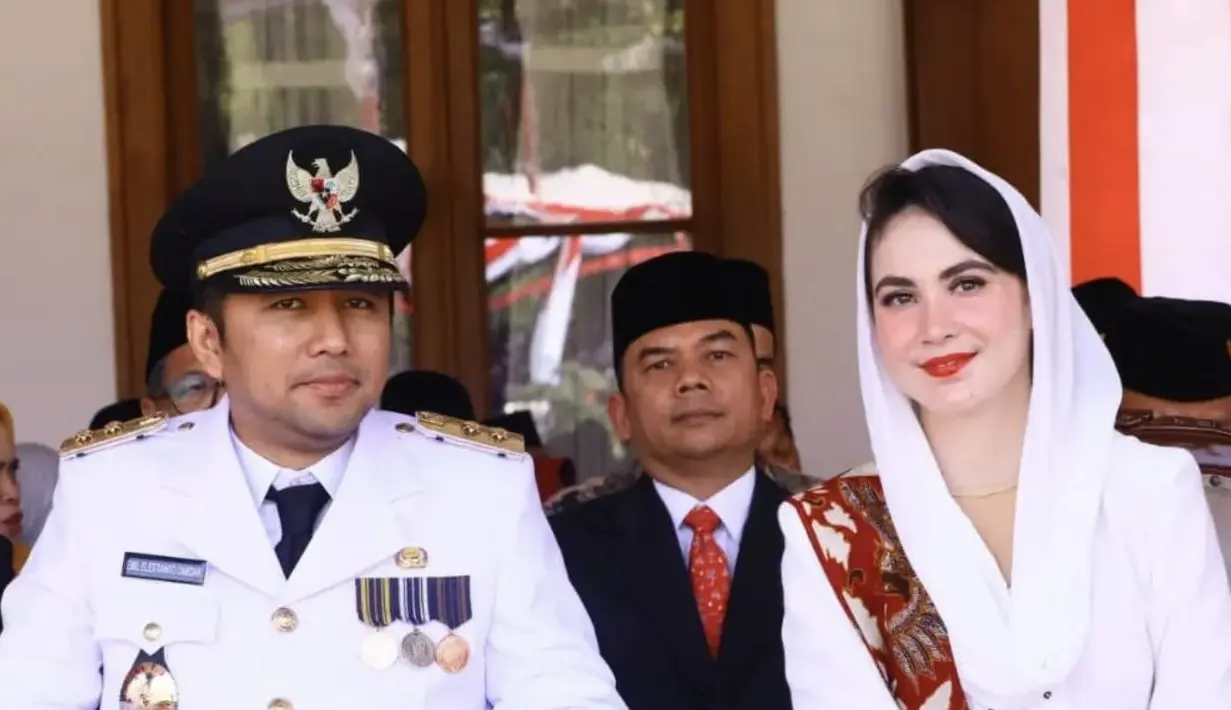 Arumi juga tampak begitu fresh dengan kombinasi kebaya dan kerudung putih. Ia menambah sentuhan manis dengan selendang batik. [Foto: Instagram/ Arumi Bachsin]