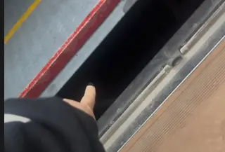 Tangkapan layar video viral pria diduga ngintip penumpang KRL di bawah peron Stasiun Kebayoran. (Dok. Istimewa)