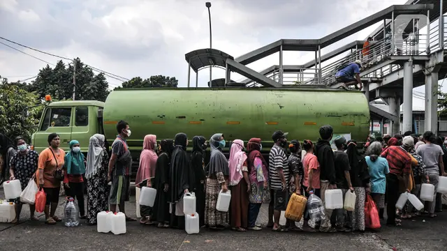 FOTO: Warga Serbu Operasi Minyak Goreng Murah