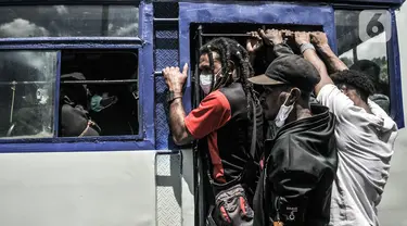 Massa FRI-West Papua menaiki bus saat dibubarkan oleh aparat kepolisian terkait aksi peringatan Deklarasi 1 Desember 1961 di kawasan Monas, Jakarta, Selasa (1/12/2020). Massa menolak perpanjangan otonomi khusus dan menuntut hak nasib rakyat West Papua. (merdeka.com/Iqbal S. Nugroho)