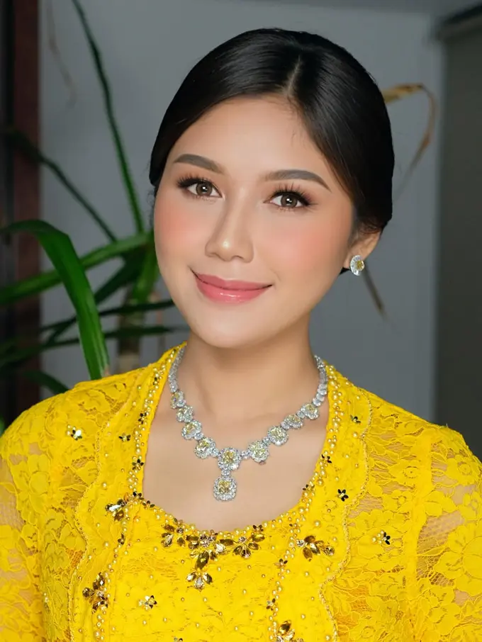 Anggun Berkebaya Kuning, Gaya Erina Gudono Rayakan Kartini Sekaligus Hadiri Pernikahan Puteri Indonesia Banten