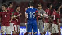 Kiper Timnas Indonesia, Andritany Ardhiyasa, bersalaman dengan pemain Islandia usai laga persahabatan di SUGBK, Jakarta, Minggu (14/1/2018). Timnas Indonesia kalah 1-4 dari Islandia. (Bola.com/Vitalis Yogi Trisna)
