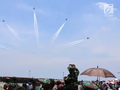 Sejumlah pesawat jet tempur TNI AU melakukan "flying pass" ketika Peringatan HUT ke-72 TNI di Dermaga Indah Kiat, Merak, Cilegon, Banten, Kamis (5/10). HUT TNI kali ini mengambil tema "Bersama Rakyat TNI Kuat,". (Liputan6.com/Angga Yuniar)