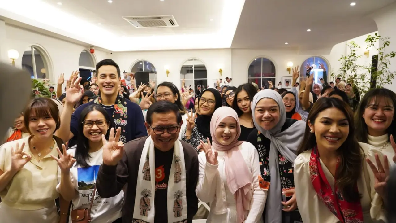 Calon Gubernur Jakarta nomor urut 3 Pramono Anung usai berdialog dengan penggemar K-pop alias K-Popers di SCBD Park, Jakarta.