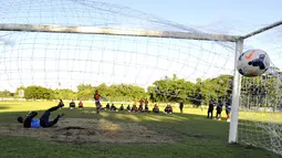 Pesepakbola timnas U-19 Indonesia melakukan latihan tendangan pinalti jelang pertandingan kedua Grup B melawan Australia di turnamen Piala Asia U-19 di Stadion Yangon United, Yangon, Myanmar, Jumat (10/10). (ANTARA FOTO/Andika Wahyu)