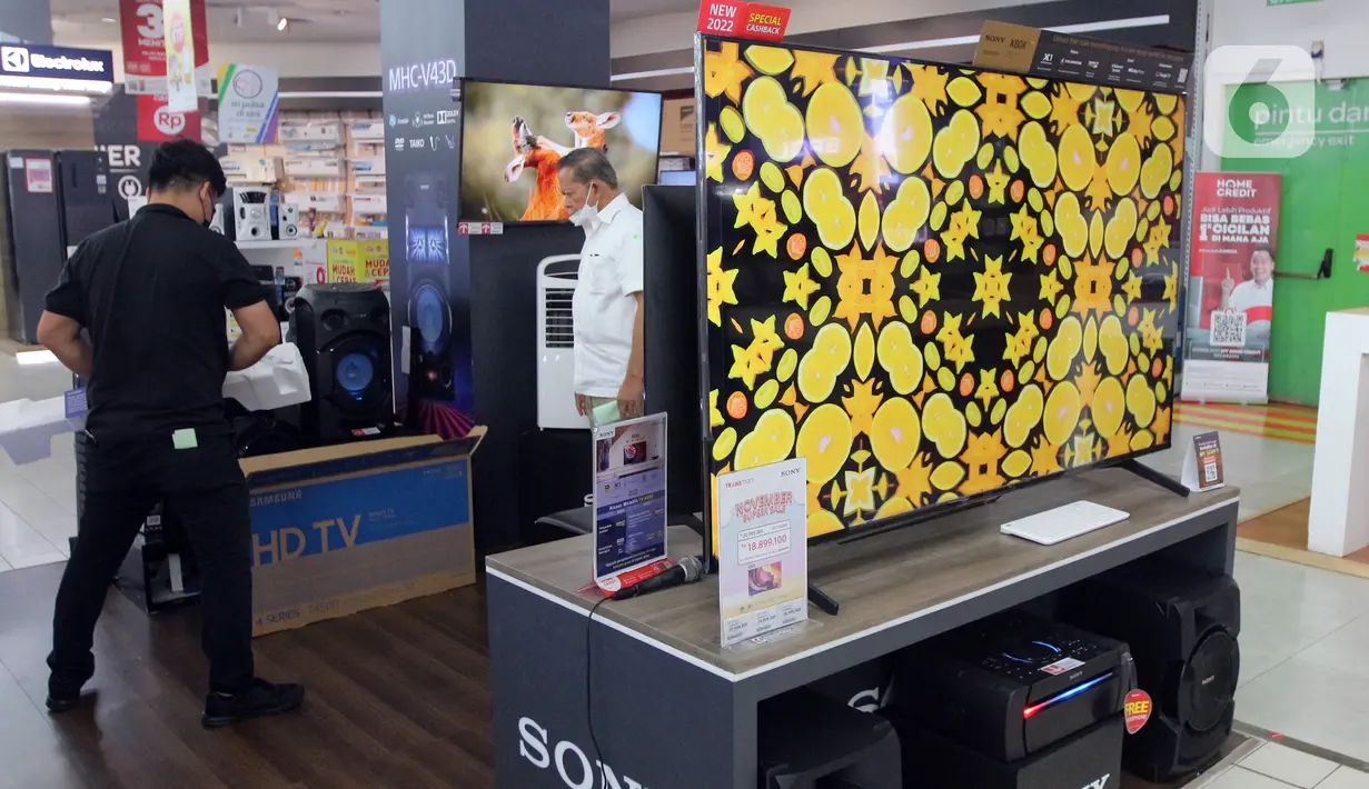 Calon pembeli melhat TV Digital yang dijual di salah satu mall Kawasan Lebak Bulus, Jakarta, Selasa, (8/11/2022). Pemerintah secara resmi telah menghentikan siaran TV analog pada 2 November lalu. Hal ini membuat para pemilik TV 'tabung' mencari alternatif lain agar tetap bisa menonton siaran tv, salah satunya beralih ke TV digital. (Liputan6.com/Johan Tallo)