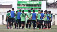 Persebaya saat latihan perdana di bawah pelatih Djadjang Nurdjaman di Lapangan Persebaya, Surabaya, Rabu (5/9/2018). (Bola.com/Aditya Wany)