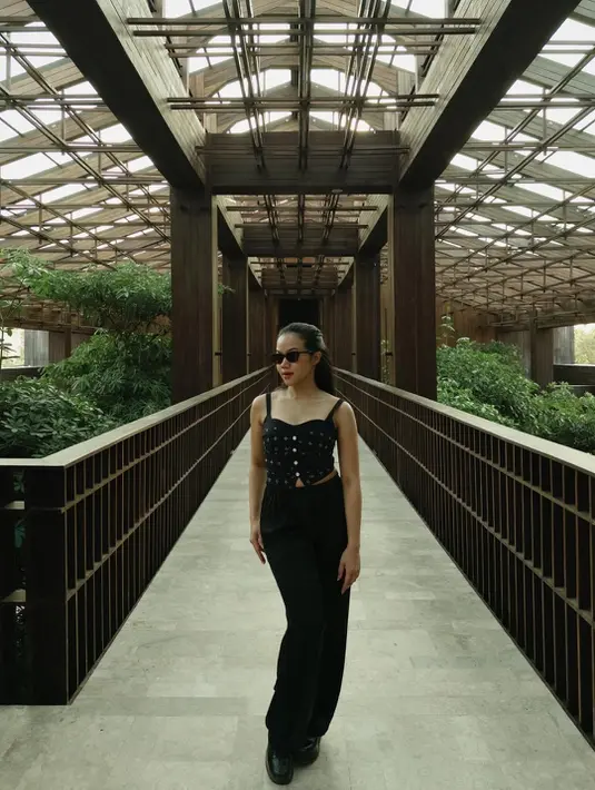 Kecintaan Yura Yunita terhadap wastra ditunjukkan dengan menjadikannya sebagai outfit liburan di Bali [@yurayunita]