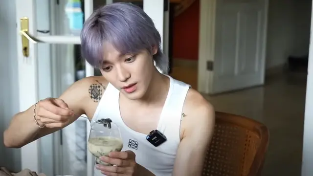 Taeyong NCT minum es cendol yang disajikan Nagita Slavina. Tampak member NCT 127 itu suka sekali cendol. (Foto: Tangkapan Layar YouTube Rans Entertainment