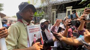 Belasan Warga Demo Bentangkan Spanduk di Rumah Jokowi