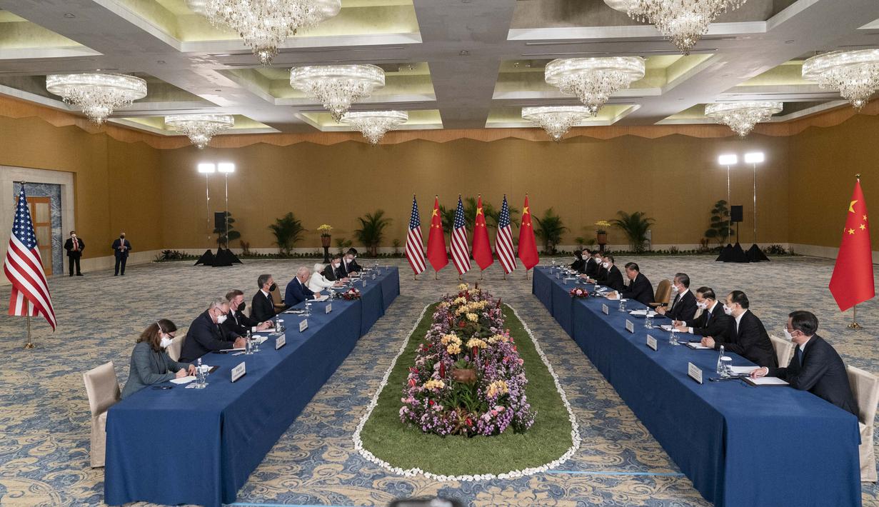 Suasana pertemuan Presiden AS Joe Biden dan Presiden China Xi Jinping sebelum pertemuan di sela-sela KTT G20 di Nusa Dua, di Bali, Senin (14/11/2022). Pertemuan Biden dan Xi ini digelar menjelang KTT G20 yang dijadwalkan pada 15-16 November di Bali. (AP/Alex Brandon)