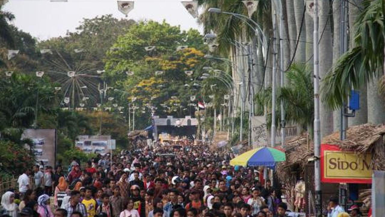 Hiruk pikuk pengunjung di Festival Malang Kembali 2012