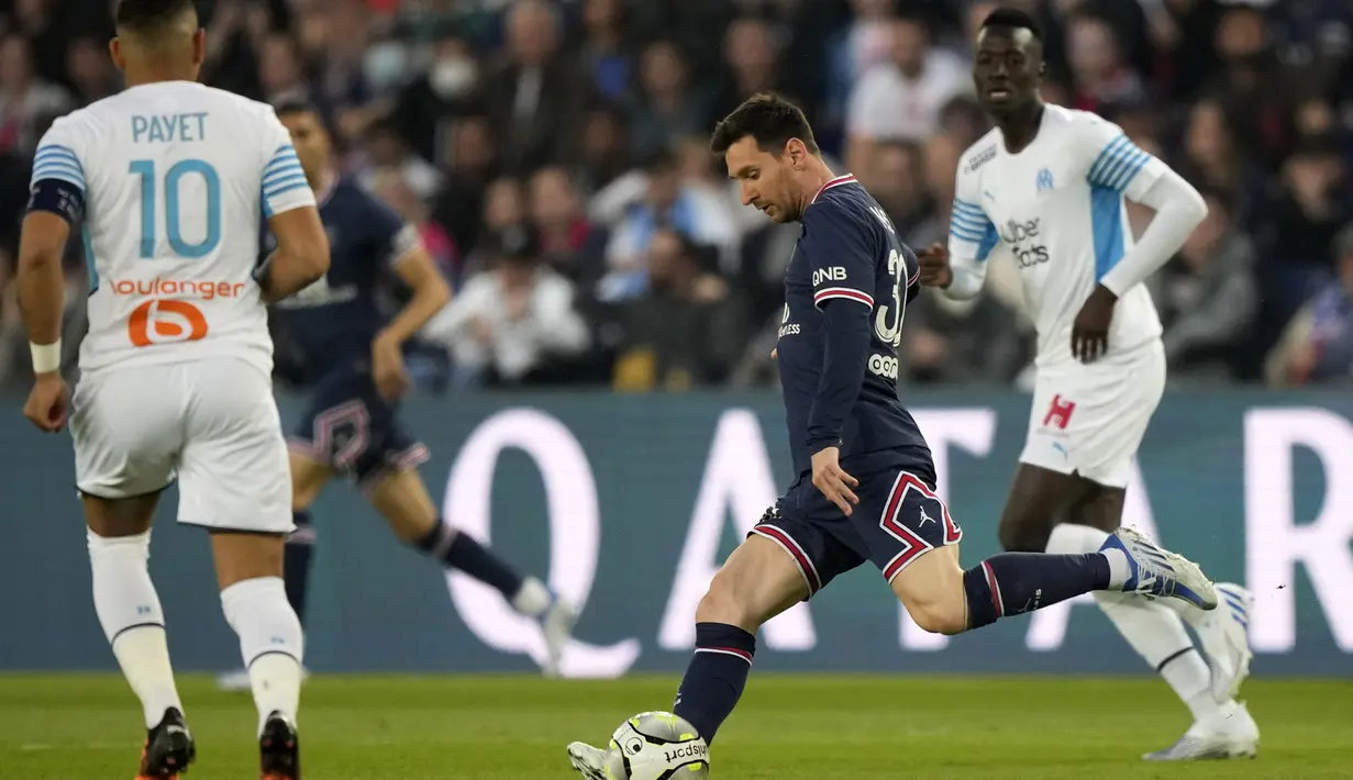 Lionel Messi sempat menjebol gawang Marseille usai menerima umpan Nuno Mendes. Namun gol dianulir wasit akibat sang pemberi umpan telah terlebih dahulu terperangkap offside. (AP/Francois Mori)