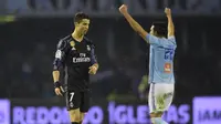 Pemain Real Madrid, Cristiano Ronaldo (kiri) memperlihatkan ekspresi kecewa setelah gagal membawa Real Madrid ke babak semifinal Copa del Rey. Real Madrid bermain imbang 2-2 kontra Celta Vigo di Stadion Balaidos, pada Leg 2 Babak 8 Besar Copa del Rey.  (A