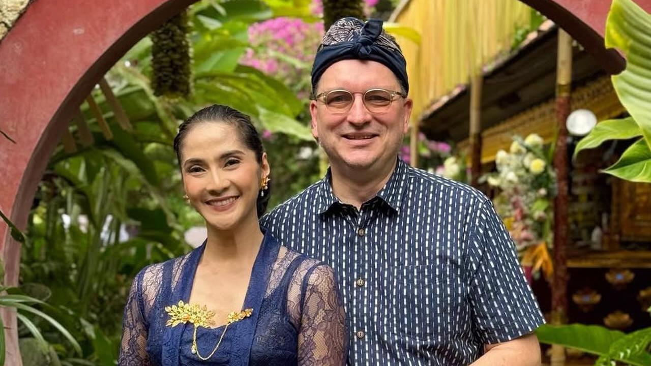Potret Terbaru Maudy Koesnadi Pakai Kebaya Bali di Upacara Mentatah, Tetap Cantik dan Anggun di Usia 50 Tahun