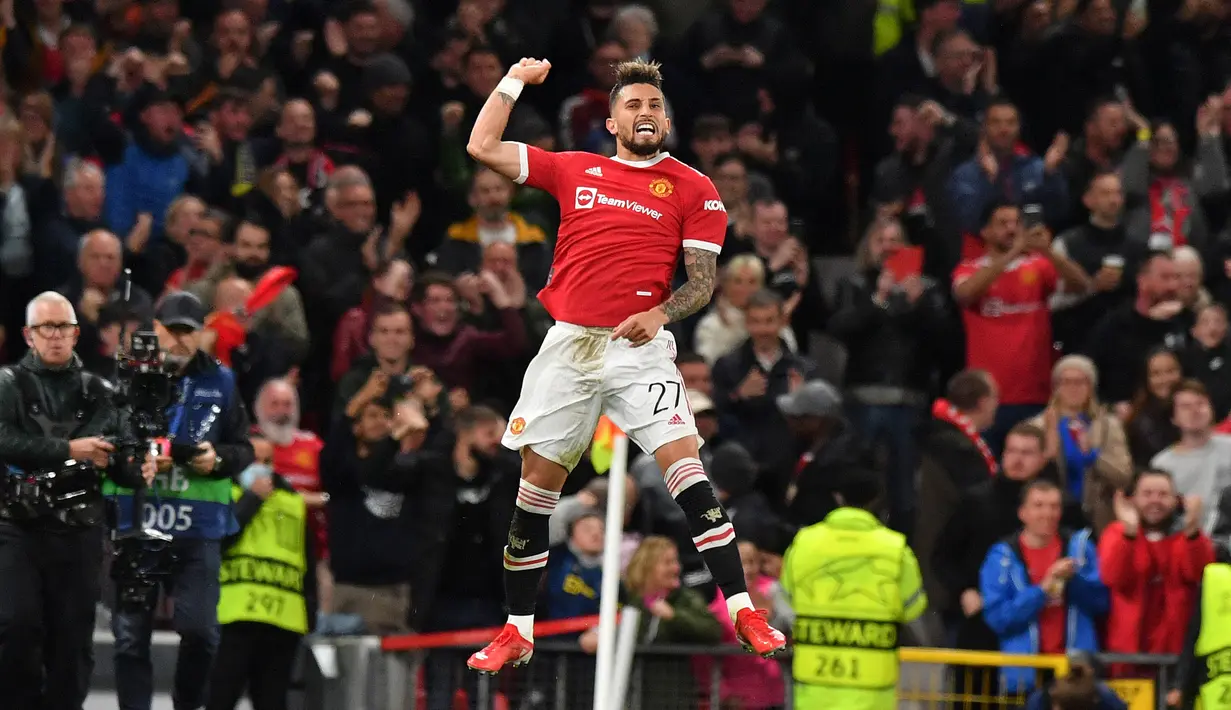 Bek Manchester United, Alex Telles berselebrasi usai mencetak gol ke gawang Villarreal pada pertandingan grup F Liga Champions di stadion Old Trafford, Inggris, Kamis (30/9/2021). Kemenangan atas Villarreal membuat MU berada di posisi kedua klasemen dengan empat tiga poin. (AFP/Anthony Devlin)