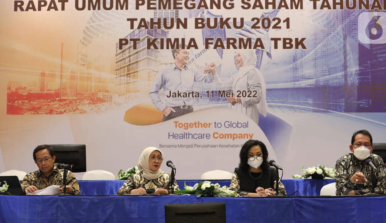 Direktur SDM PT Kimia Farma Tbk (KAEF) Dharma Syahputra, Direktur Keuangan dan Manajemen Risiko KAEF Lina Sari, Direktur Pemasaran, Riset & Development KAEF Jasmine Karsono, dan Direktur Produksi dan Supply Chain KAEF Andi Prazos saat Rapat Umum Pemegang Saham Tahunan (RUPST) Tahun Buku 2021 di Jakarta, Rabu (11/5/2022). Hasil RUPST menyetujui pergantian Direktur Utama Verdi Budidarmo digantikan oleh David Utama. (Liputan6.com/HO/Rizal)