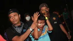 Petugas berpakaian preman menangkap salah satu demonstran saat bentrok di depan Komplek Parlemen Senayan, Jakarta, Jumat (30/3) malam. Aksi berbagai aliasi buruh dan mahasiswa yang menuntut pembatalan kenaikan harga BBM berujung bentrok dan beberapa pengunjukarasa ditangkap petugas. (Antara)
