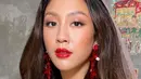 <p>MUA Aditya atau yang dikenal dengan Vagueskin ini mengaplikasikan lipstik merah cerah matte kepada Sherina. Tulang pipinya pun tampak menonjolkan dengan blush on coral.&nbsp;[@vagueskin]</p>