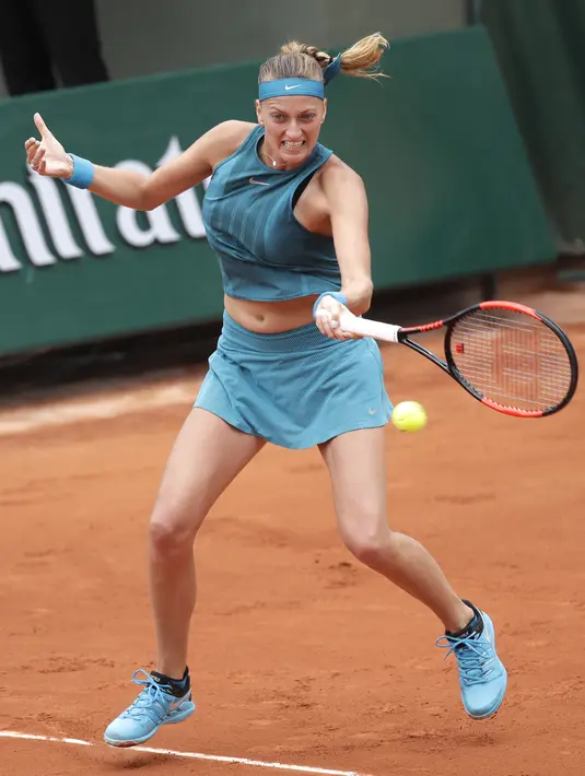 Petenis Republik Ceska, Petra Kvitova berusaha melepaskan pukulan ke arah petenis, Spain, Lara Arruabarrena pada ajang Prancis Terbuka 2018 di Roland Garros stadium (30/5/2018).  (AP/Alessandra Tarantino)