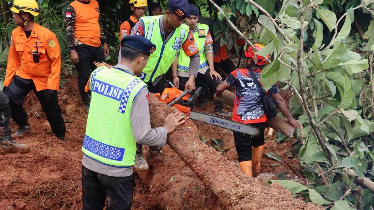 FOTO: Operasi SAR Longsor Majenang Terus Diperkuat, 20 Warga Masih Dalam Pencarian