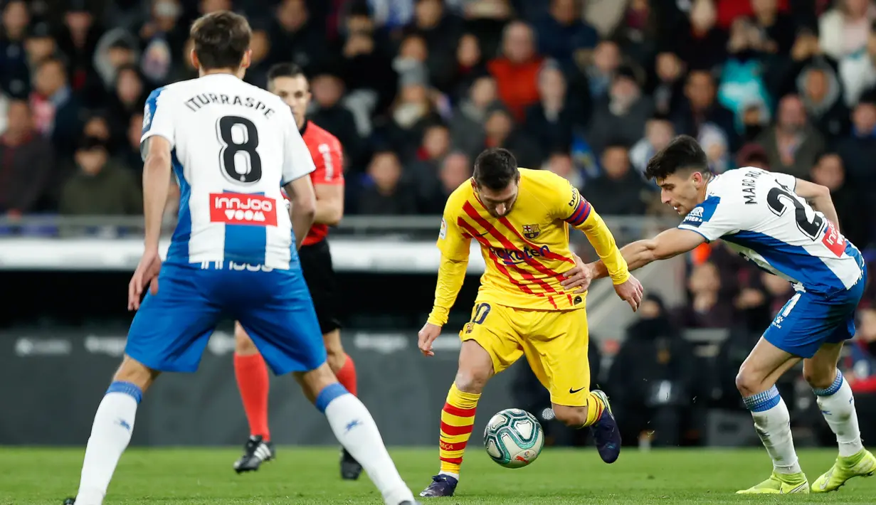 Penyerang Barcelona, Lionel Messi berlari membawa bola melewati pemain Espanyol, Marc Roca pada pekan ke-19 La Liga di RCDE Stadium, Sabtu (4/1/2020). Hampir saja menang, Barcelona harus puas menerima hasil imbang 2-2 atas Espanyol. (AP/Joan Monfort)