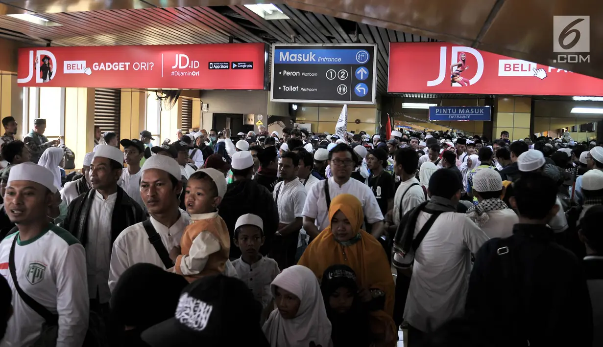 Peserta Reuni 212 berdesakan saat menuju pintu keluar Stasiun Gondangdia, Jakarta, Minggu (2/12). Antrean tersebut terkait acara Reuni 212 yang digelar di Monumen Nasional atau yang populer dengan Monas. (Merdeka.com/Iqbal S. Nugroho)