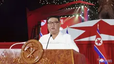 Pemimpin Korea Utara Kim Jong-un menyampaikan pidatonya pada upacara untuk menandai peringatan ke-69 tahun penandatanganan gencatan senjata yang mengakhiri pertempuran dalam Perang Korea di Pyongyang, Korea Utara, 27 Juli 2022. Peringatan 69 tahun berakhirnya Perang Korea 1950-1953 jatuh pada 27 Juli 2022. (Korean Central News Agency/Korea News Service via AP)