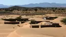Pemandanan rumah-rumah terlantar di Desa Omani, Wadi al-Murr, Oman, 31 Desember 2020. Menurut tetua setempat, semua rumah di desa itu ditelan pasir pada 30 tahun lalu sehingga memaksa penduduk meninggalkan rumah mereka. (MOHAMMED MAHJOUB/AFP)