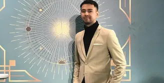 Raffi Ahmad, menjadi salah satu orang yang mendapatkan vaksin gelombang pertama. Di tanggal 13 Januari 2021 lalu, Raffi mendapat vaksin tahap pertama. Dan kemarin, Rabu (27/1/2021), ia kembali divaksin tahap kedua. (Instagram/raffinagita1717)