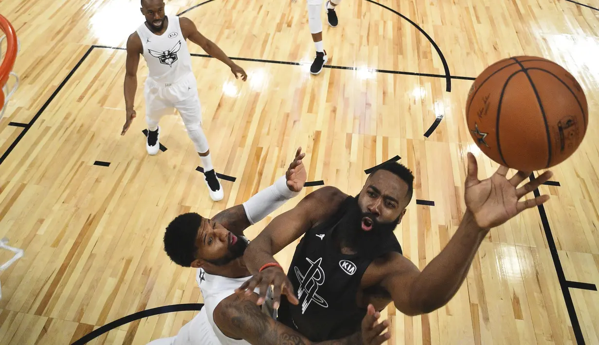 James Harden (kanan) mencoba melakukan dunk saat diadang Paul George pada laga NBA All-Star basketball game di Los Angeles, (18/2/2018). Tim LeBron menang 148-145. (Bob Donnan via AP, Pool)