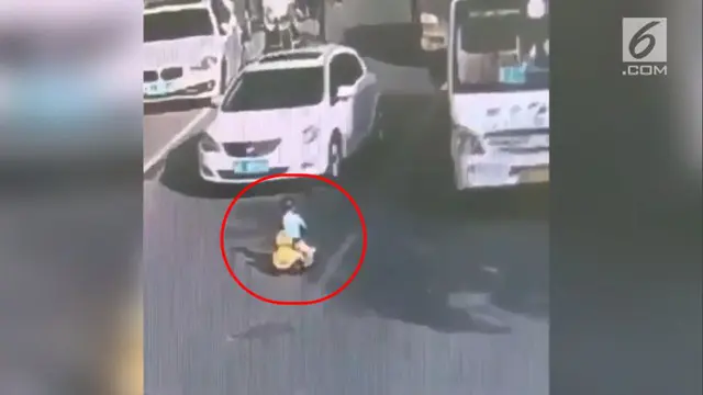 Akibat kelalaian sang ibu, seorang balita di China, main di jalan raya dan nyaris terlindas mobil.
