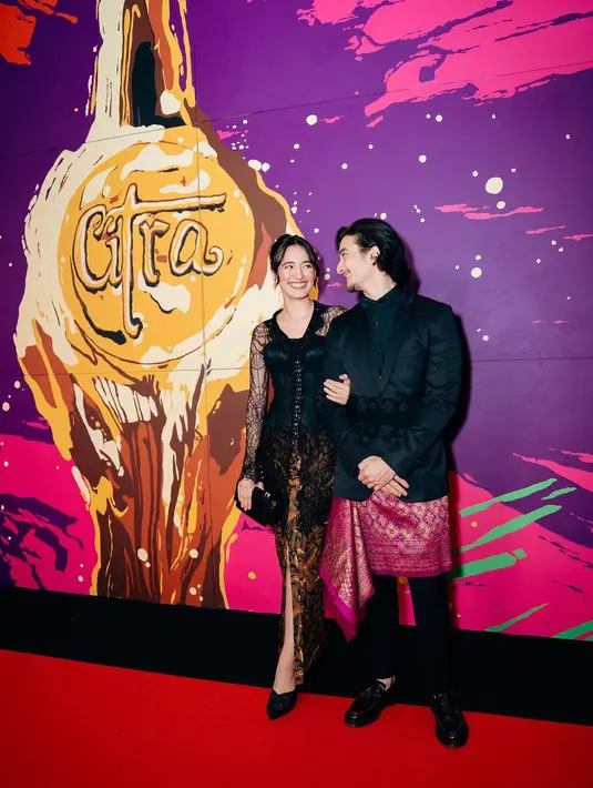 Potret mesra Bryan Domani dengan Mawar Eva de Jongh. Kali ini, Bryan Domani mengenakan kain dengan gaya Melayu. [Foto: Instagram/bryandomani_bd_]