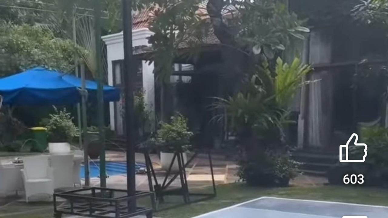 5 Potret Terbaru Halaman Belakang Istana Megah Nia Ramadhani, Akses ke Rumah Mertua - Ada Lapangan Basket Hingga Sepakbola