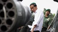 Presiden Jokowi melihat persenjataan yang dimiliki sebuah helikopter di Pameran  Alutsista TNI AD, Jakarta, Rabu (17/12/2014). (LIputan6.com/Faizal Fanani)