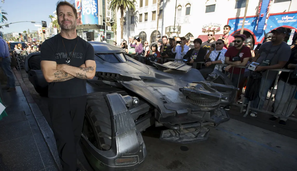 Direktur Film Batman terbaru " Batman v Superman : Dawn of Justice " Zack Snyder saat berpose didepan Batmobil di Walk of Fame, Los Angeles, California, Rabu (21/10/2015). Ia turut hadir dalam upacar penghargaan terhadap Bob Kane. (REUTERS/Mario Anzuoni)