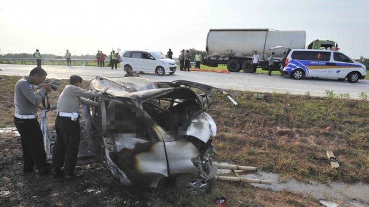 Evakuasi korban tewas kecelakaan maut di Tol Cipali