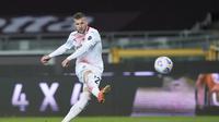 Pemain AC Milan, Ante Rebic, saat melepaskan tembakan dalam pertandingan kontra Torino, Kamis (13/5/2021) dini hari WIB. Ante Rebic sukses mencetak hattrick dalam laga yang berakhir dengan kemenangan 7-0 untuk AC Milan itu. (Spada/LaPresse via AP))