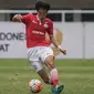 Gelandang Persija Jakarta, Hong Soon Hak, saat tampil melawan PS TNI pada laga TSC 2016 di Stadion Pakansari, Bogor, Jumat (14/10/2016). Persija menang 2-1 atas PS TNI. (Bola.com/Vitalis Yogi Trisna)