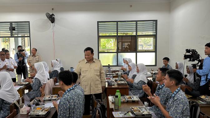 Prabowo Tinjau Hasil Revitalisasi SMAN 1 Cilacap, Sapa Siswa yang Sedang Makan MBG