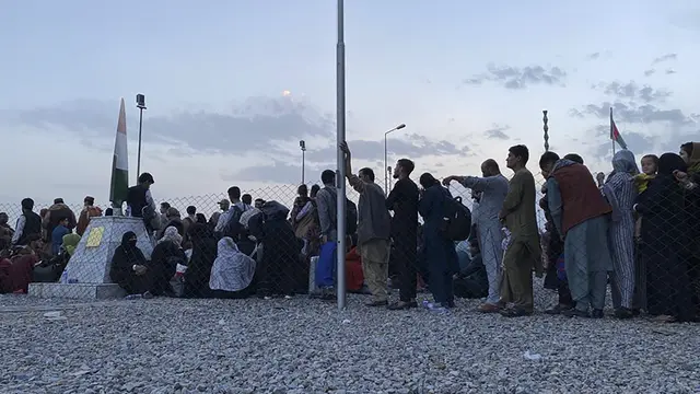 Antrean Warga Afghanistan untuk Kabur dengan Pesawat AS