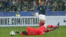 Kiper Irlandia, Colin Doyle, berusaha menghalau tendangan striker Prancis, Kylian Mbappe, pada laga persahabatan di Stadion Stade de France, Senin (28/5/2018). Prancis menang 2-1 atas Irlandia. (AP/Thibault Camus)