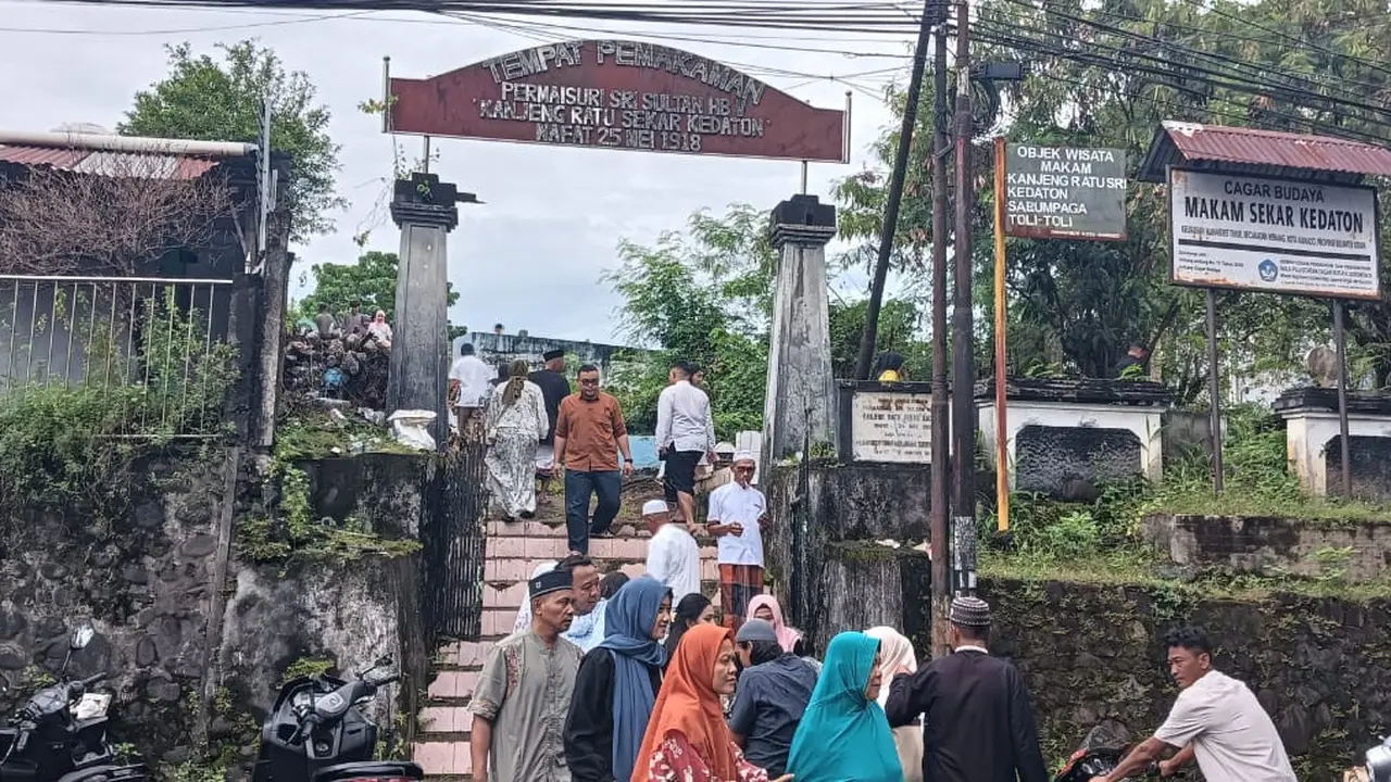 Sejumlah peziarah mendatangi kompleks pemakaman di Kelurahan Mahakeret Timur, Kecamatan Wenang, Kota Manado, Sulut, pada Senin (31/3/2025).