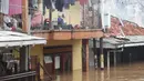 Warga beristirahat di lantai dua tempat tinggalnya di Kawasan Rawajati yang tergenang banjir, Jakarta, Rabu Rabu (1/1/2020). Hujan yang mengguyur Jakarta sejak Selasa sore (31/12/2019) mengakibatkan banjir di sejumlah titik di Jakarta. (Liputan6.com/Helmi Fithriansyah)