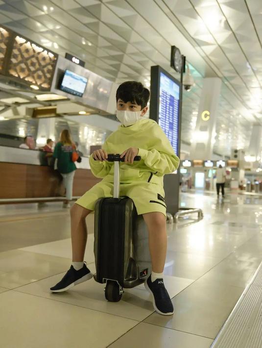 Rafathar memiliki koper yang bisa dijadikan mainan. Selama berada di Bandara Soetta, ia pun menghabiskan waktu dengan main bersama tasnya yang tak masuk bagasi. (Foto: Instagram/@chevirgo)