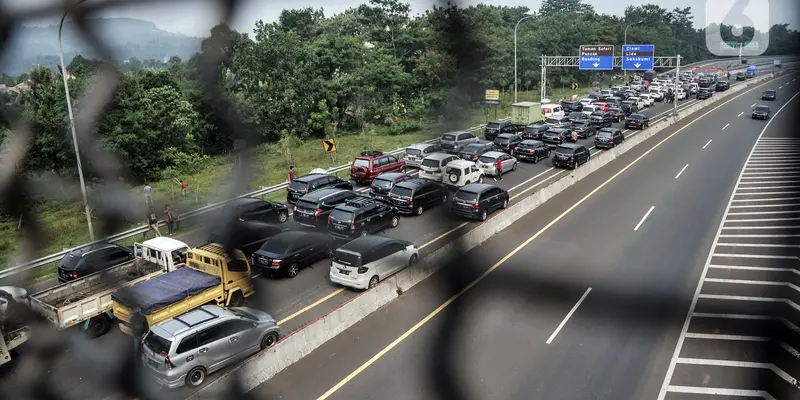 FOTO: Ribuan Kendaraan Arah Puncak Terjebak Penutupan Sistem One Way